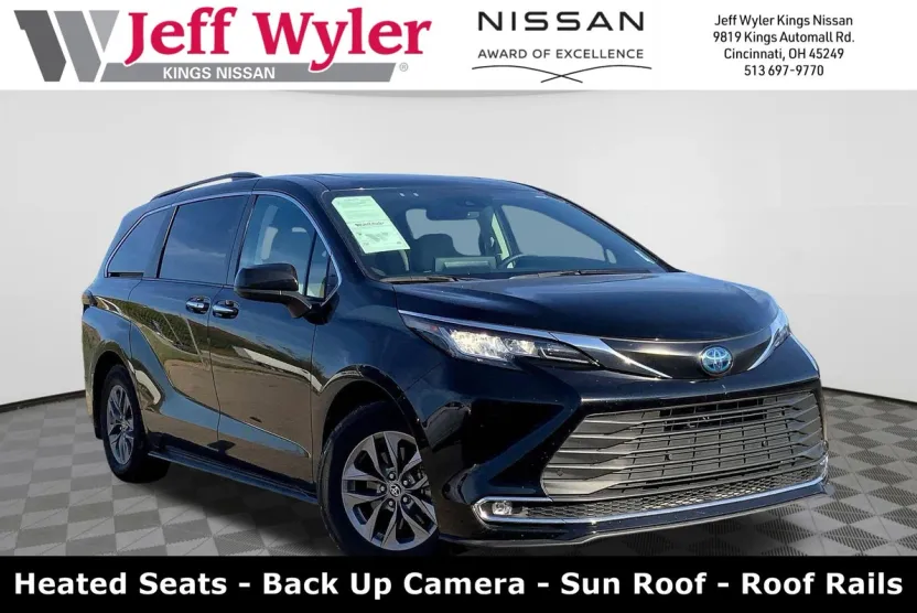 2023 Toyota Sienna XLE photo 1