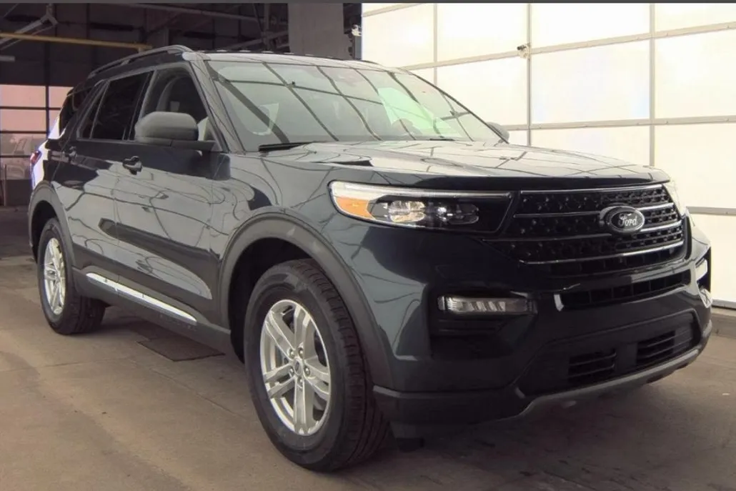 2023 Ford Explorer XLT photo 1