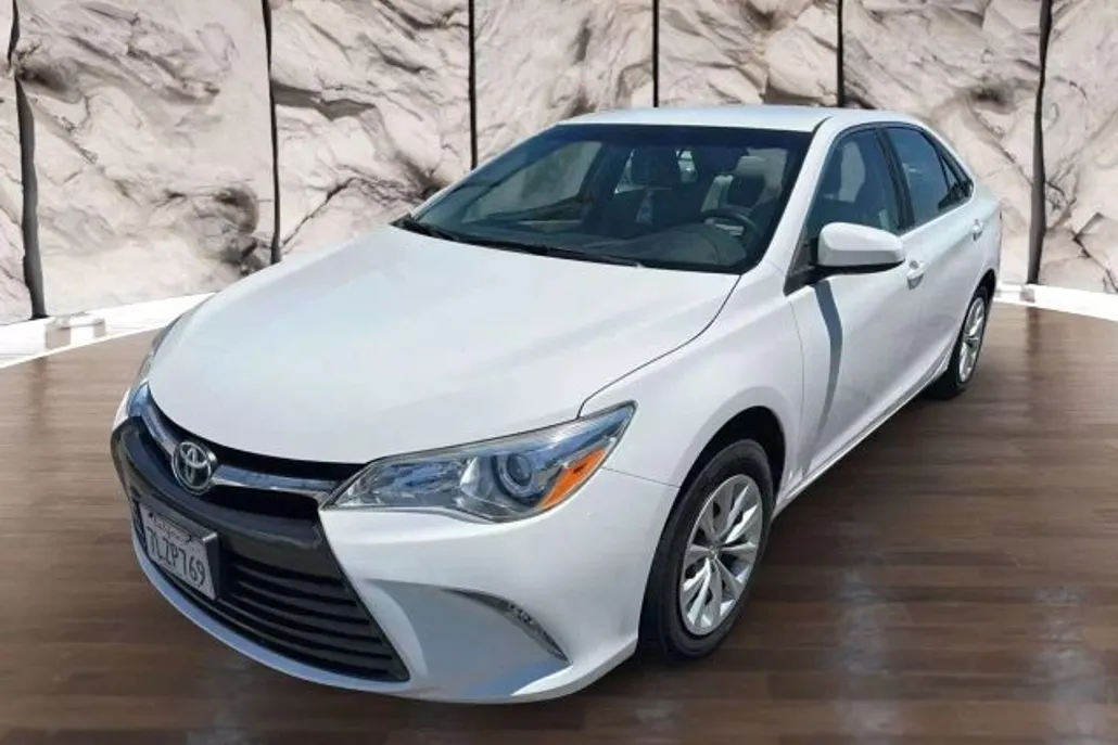 2015 Toyota Camry Hybrid LE photo 1