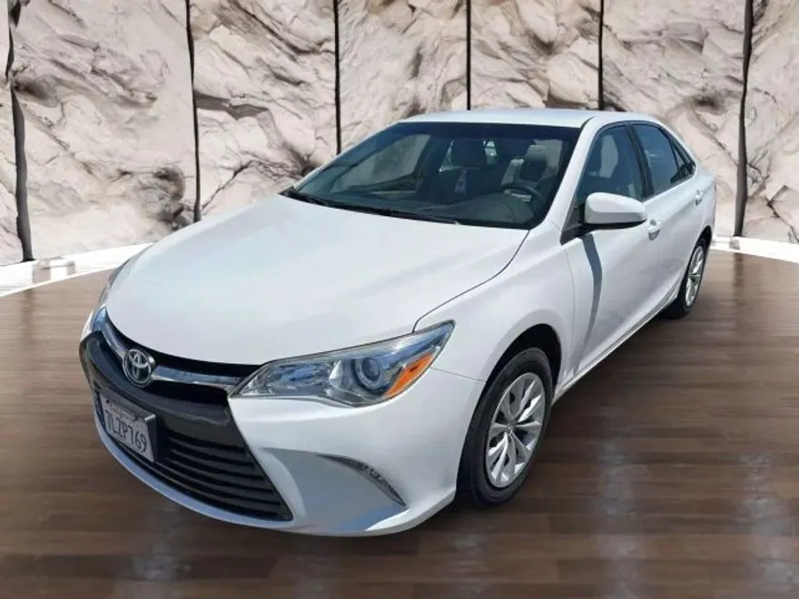 2015 Toyota Camry Hybrid LE photo 1