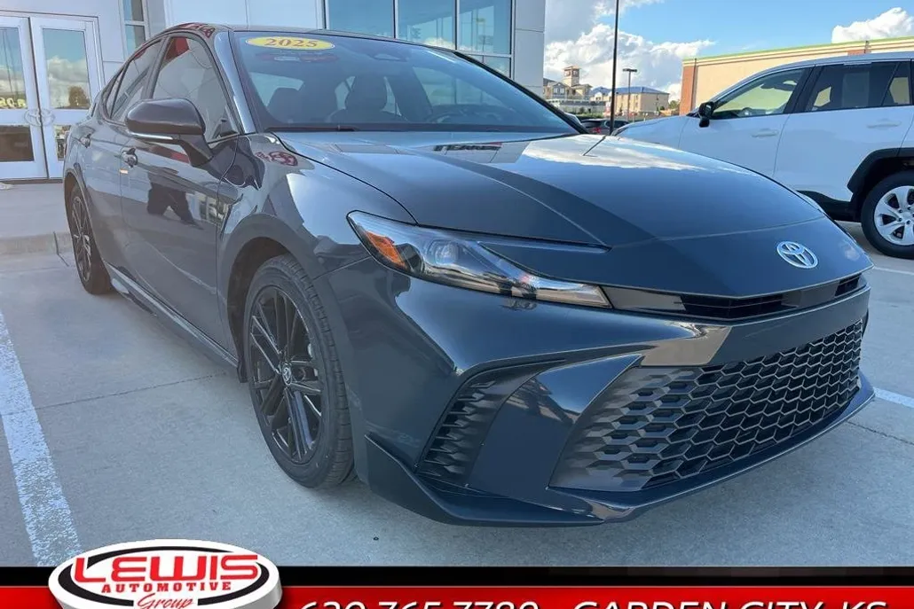 2025 Toyota Camry Hybrid SE photo 1