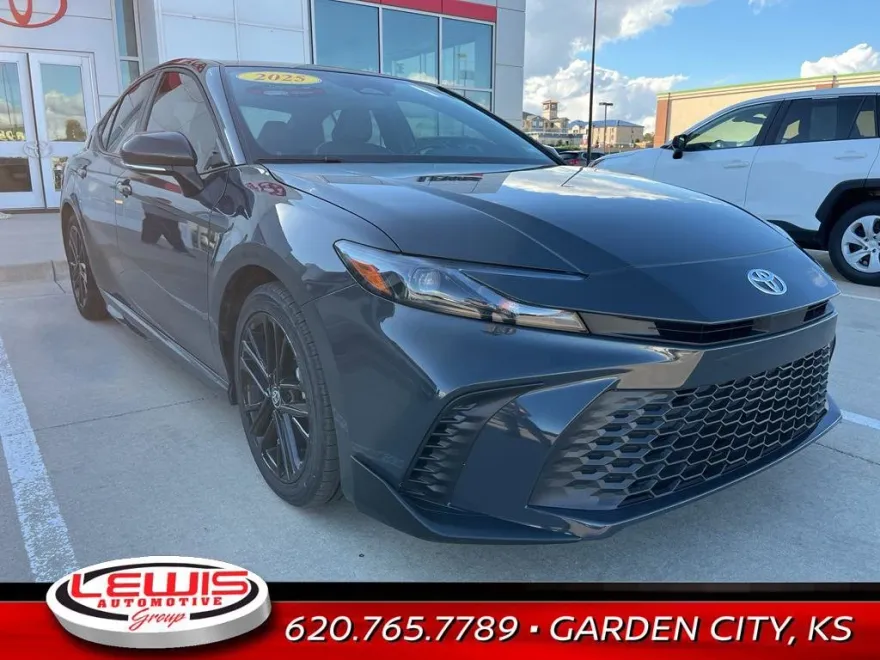 2025 Toyota Camry Hybrid SE photo 1