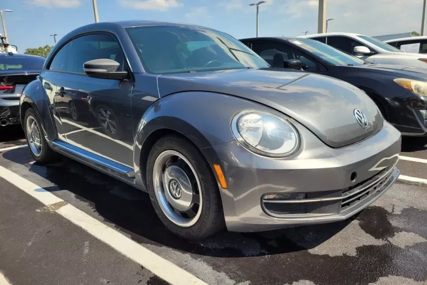 2016 Volkswagen Beetle 1.8T Classic photo 1