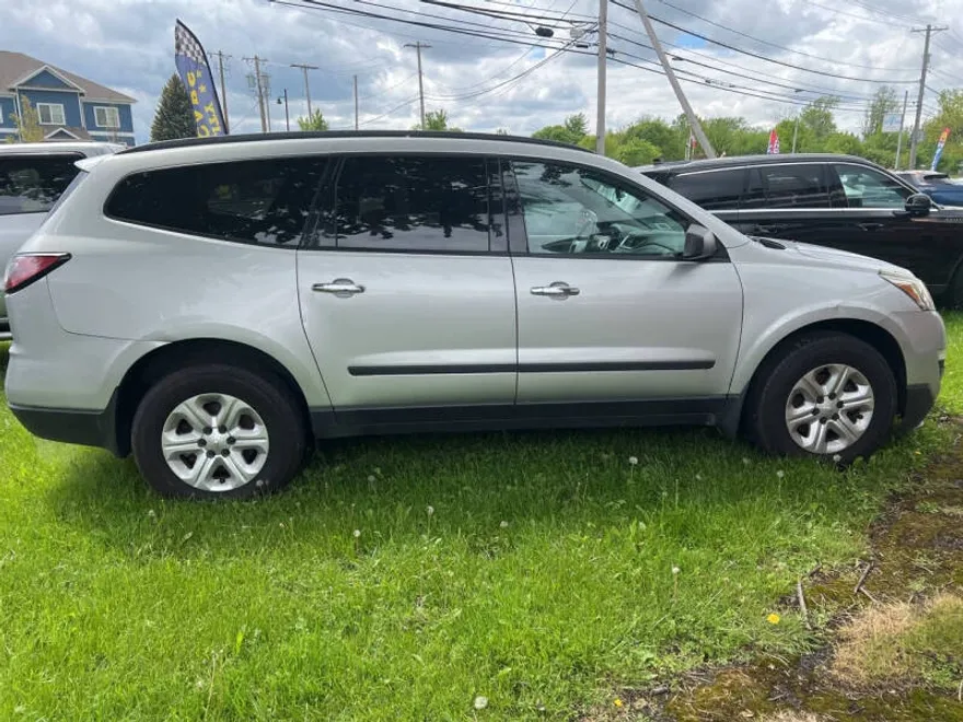 2016 Chevrolet Traverse LS photo 1