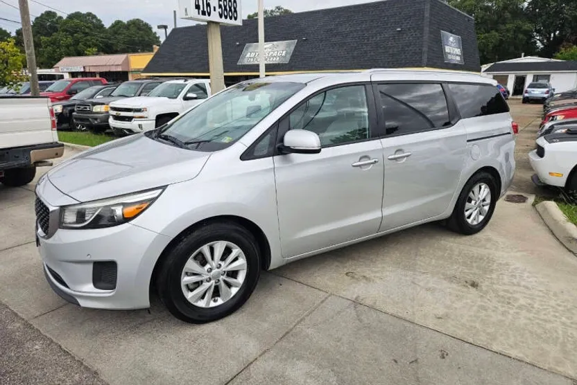 2018 Kia Sedona LX photo 1
