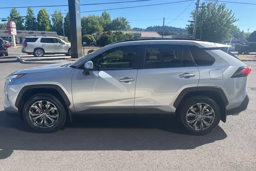 2022 Toyota RAV4 Hybrid XLE Premium photo 1