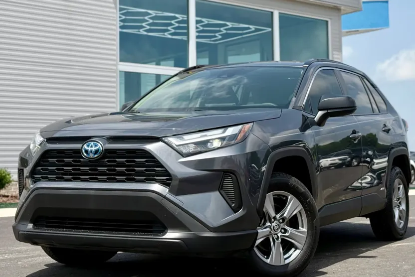 2021 Toyota RAV4 XLE photo 1