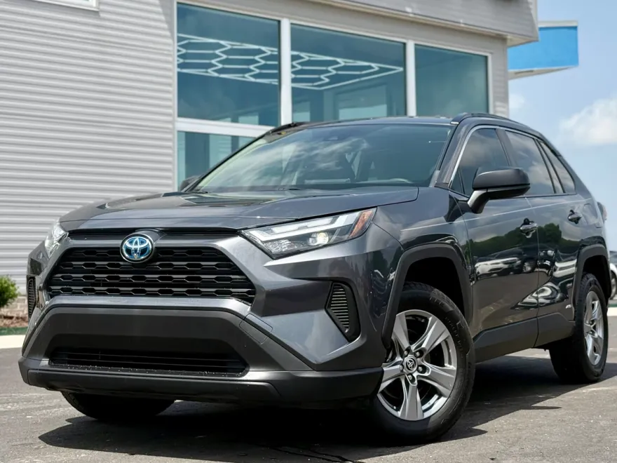 2021 Toyota RAV4 XLE photo 1