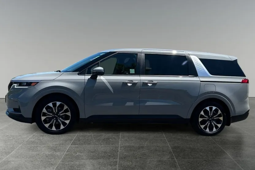 2024 Kia Carnival EX photo 1