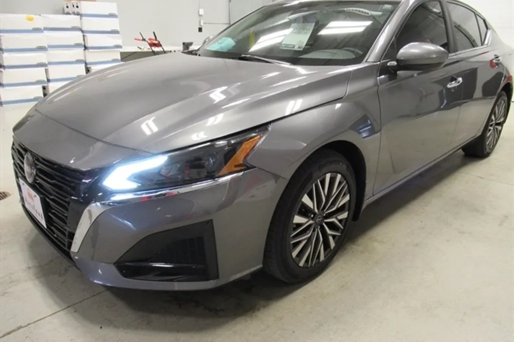 2023 Nissan Altima 2.5 SV photo 1