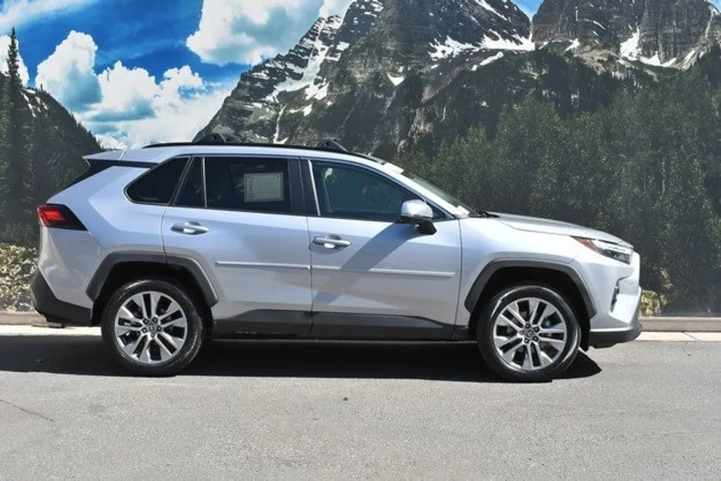 2023 Toyota RAV4 XLE Premium photo 1