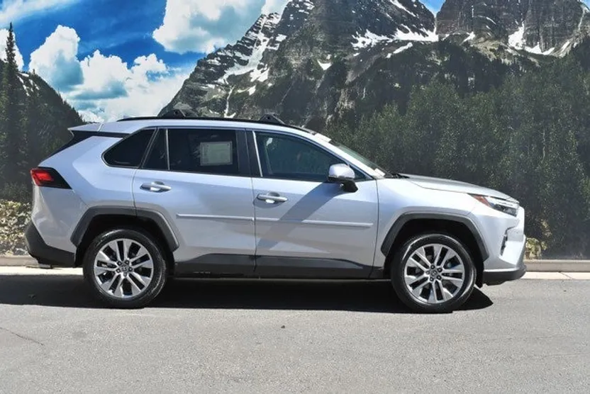 2023 Toyota RAV4 XLE Premium photo 1