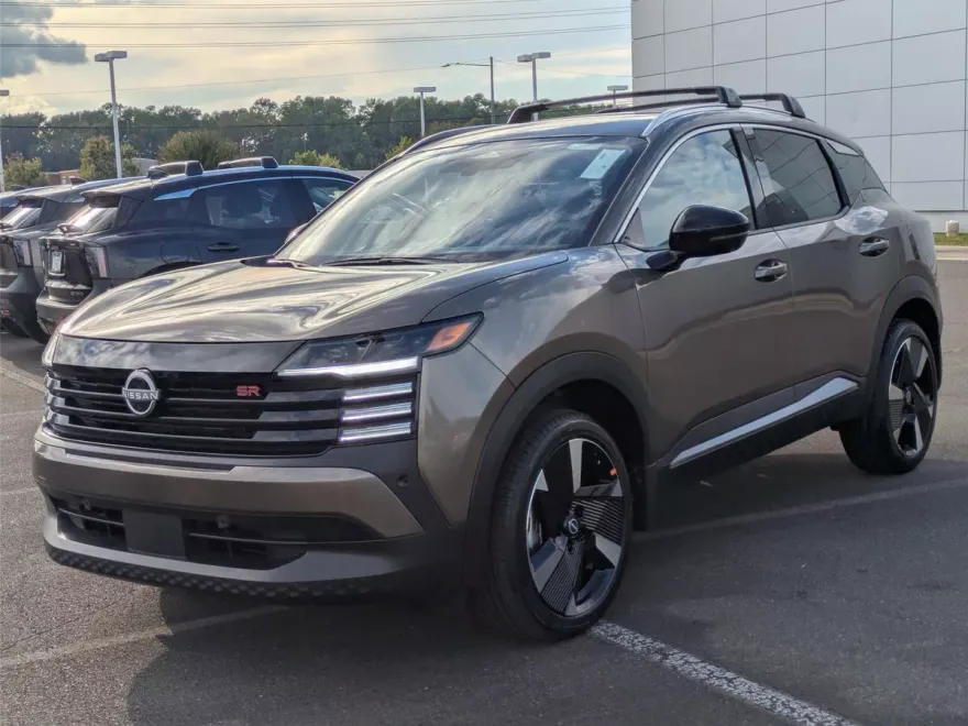 2026 Nissan Kicks SR photo 1