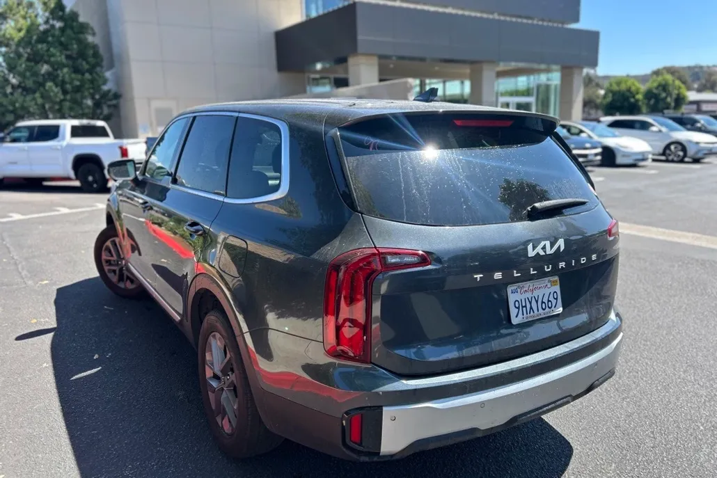 2024 Kia Telluride LX photo 1