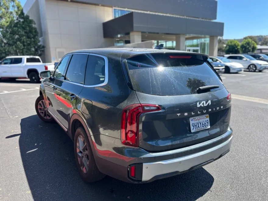 2024 Kia Telluride LX photo 1