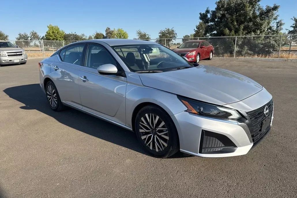 2023 Nissan Altima 2.5 SV photo 1