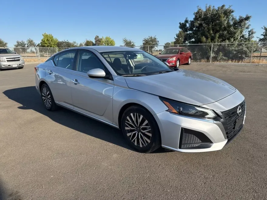 2023 Nissan Altima 2.5 SV photo 1