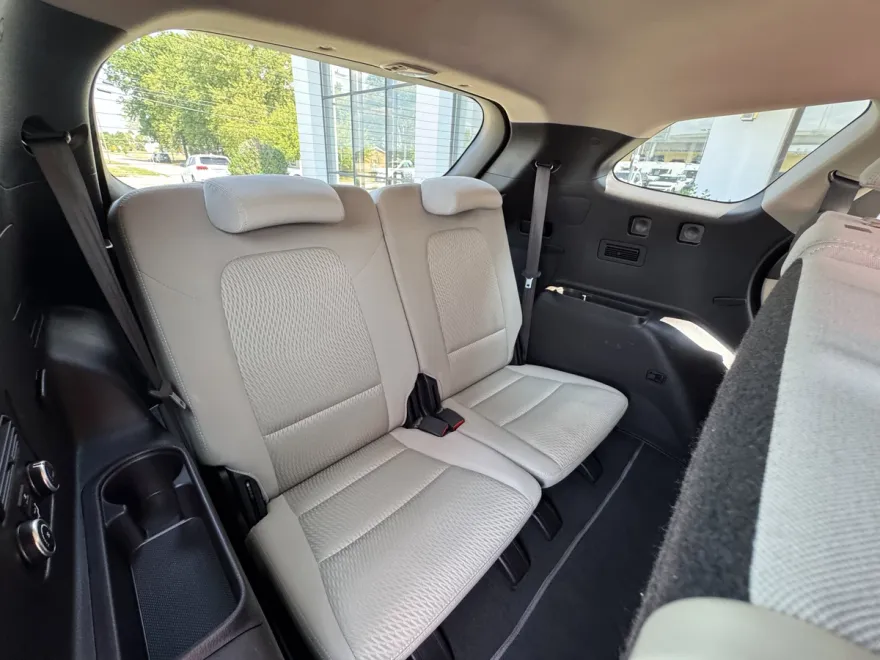 2017 Hyundai Santa Fe SE photo 1