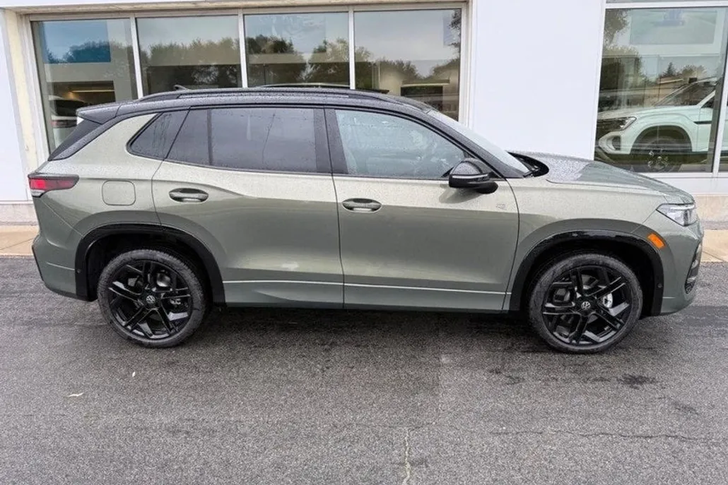 2025 Volkswagen Tiguan SE R-Line Black photo 1