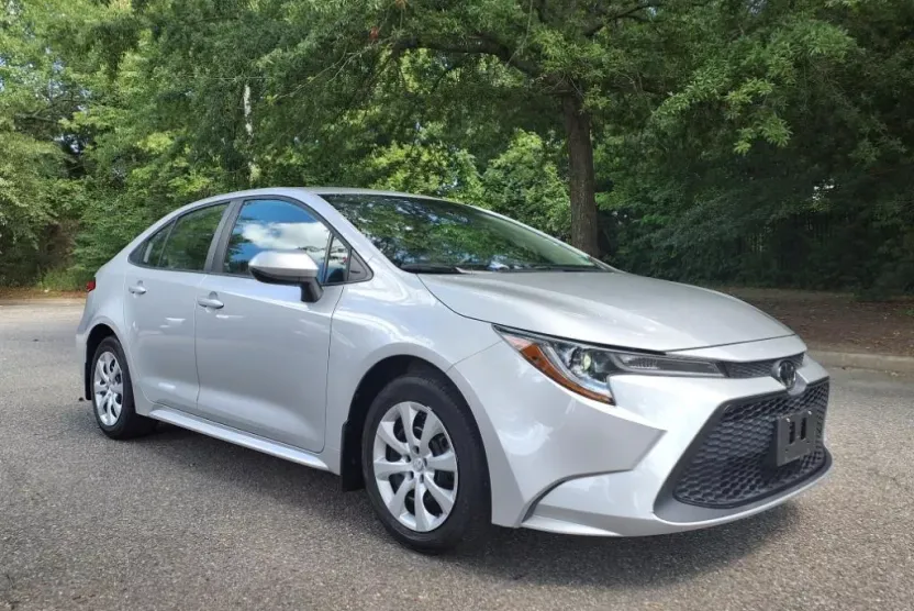 2022 Toyota Corolla LE photo 1
