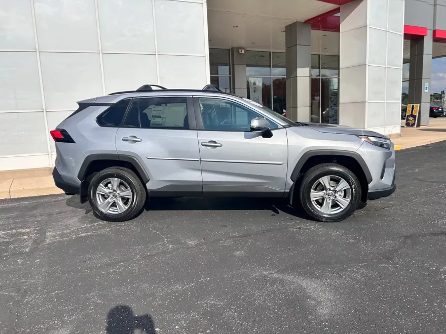 2025 Toyota RAV4 XLE photo 1