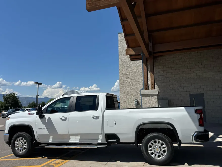 2025 Chevrolet Silverado LT photo 1