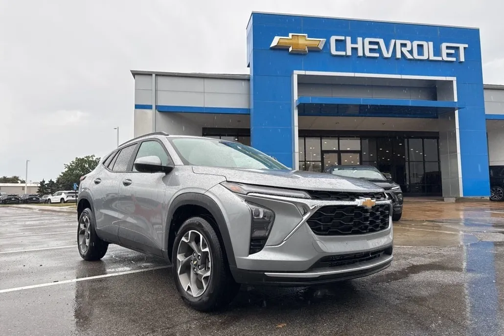 2024 Chevrolet Trax LT photo 1