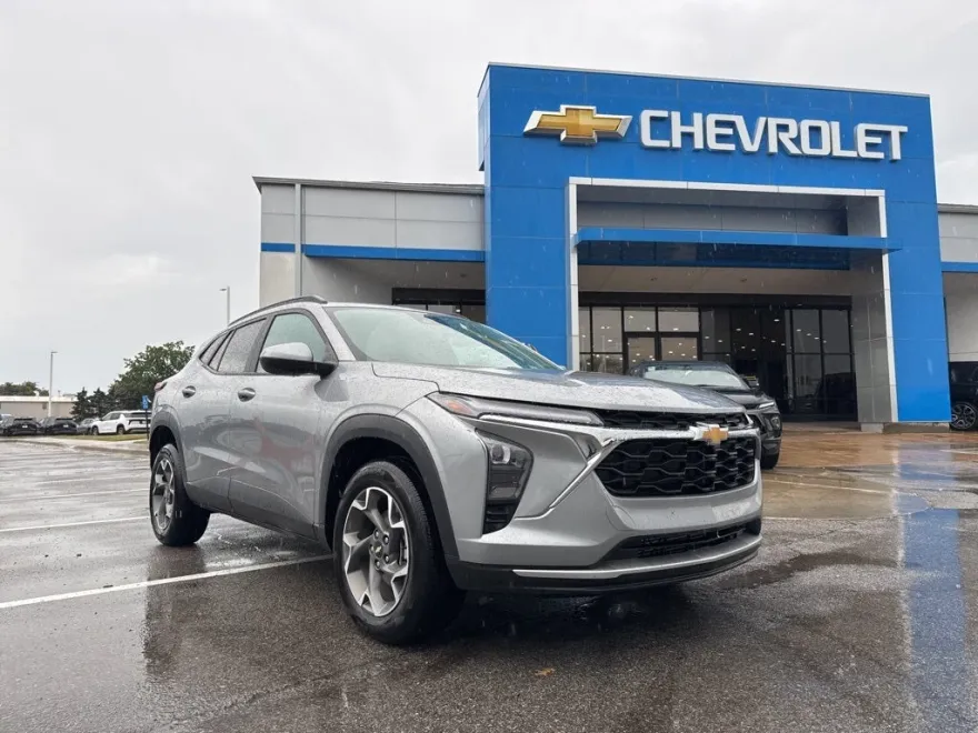 2024 Chevrolet Trax LT photo 1