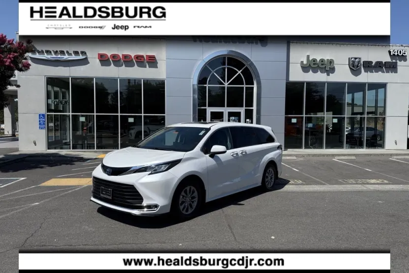 2023 Toyota Sienna XLE photo 1