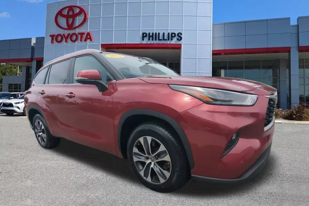 2023 Toyota Highlander XLE photo 1