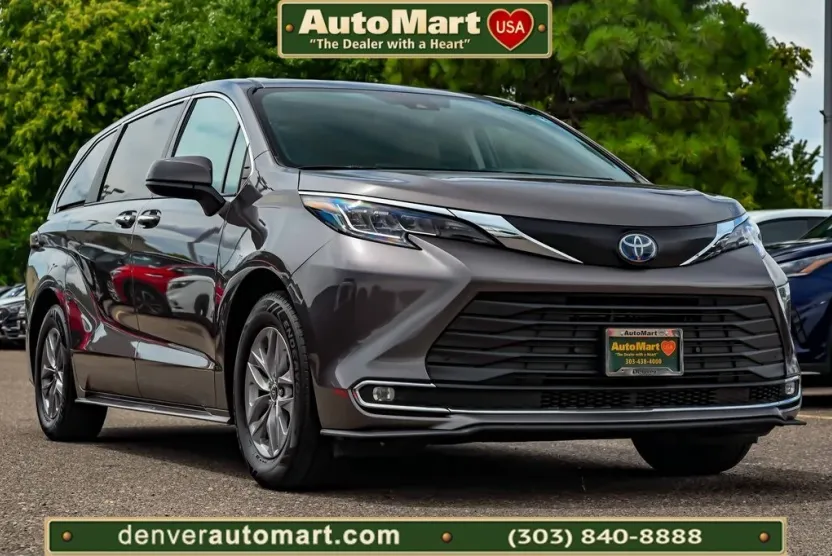 2023 Toyota Sienna XLE photo 1