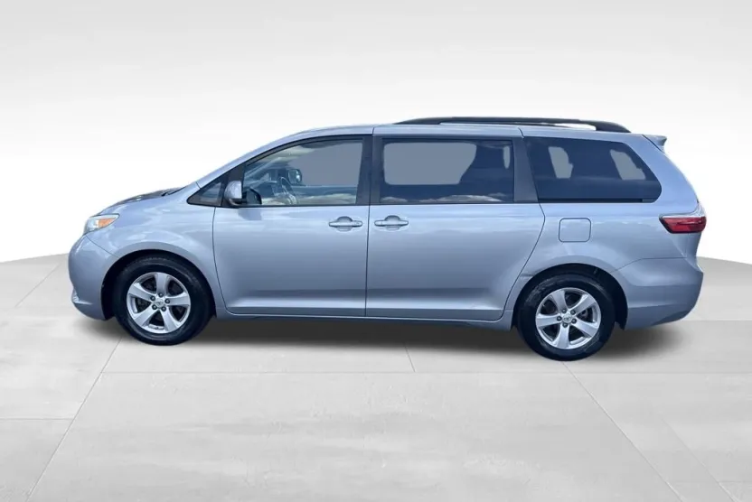 2015 Toyota Sienna LE photo 1