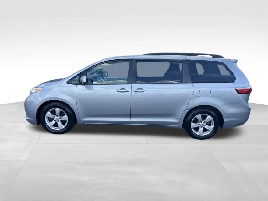 2015 Toyota Sienna LE photo 1