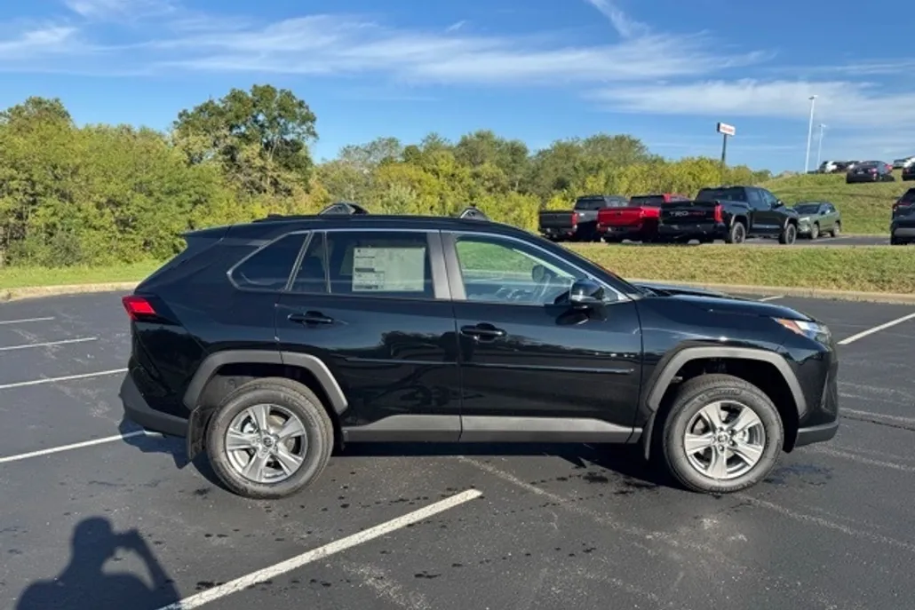 2025 Toyota RAV4 XLE photo 1