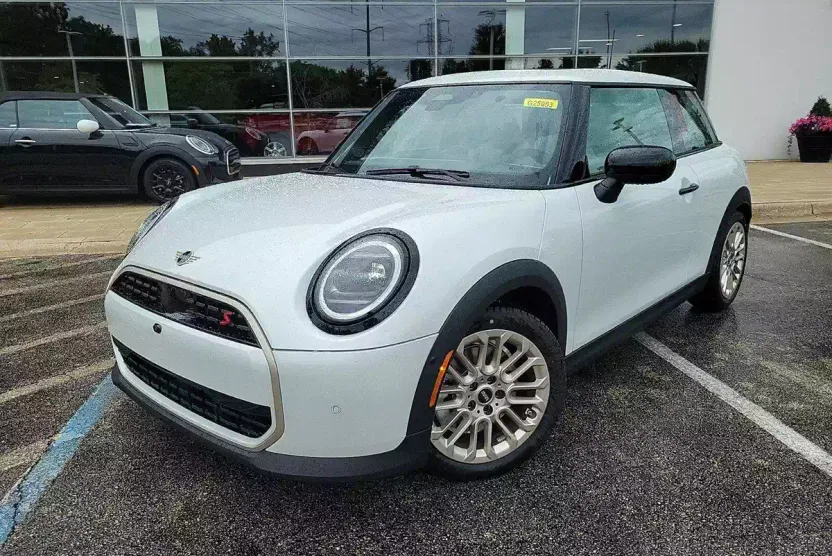 2025 Mini Cooper 2 Door Hardtop Iconic photo 1