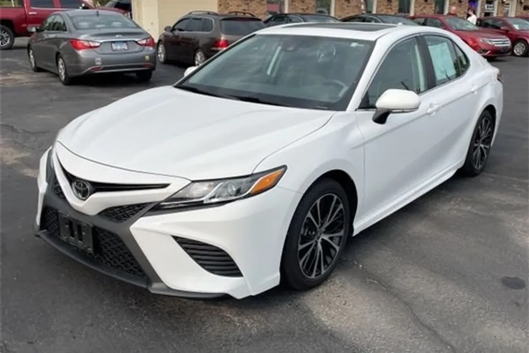 2020 Toyota Camry SE photo 1
