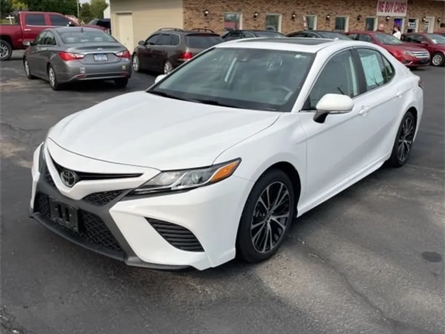 2020 Toyota Camry SE photo 1