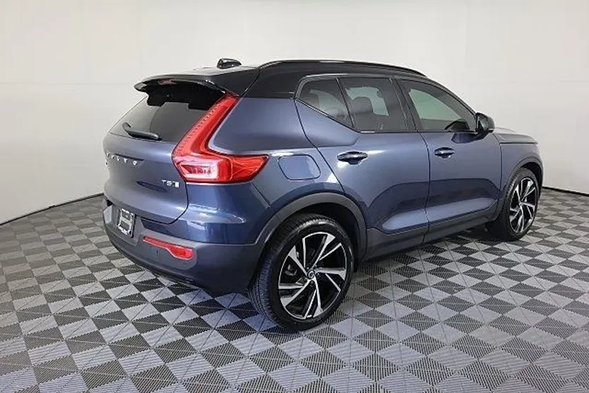 2022 Volvo XC40 R-Design photo 1