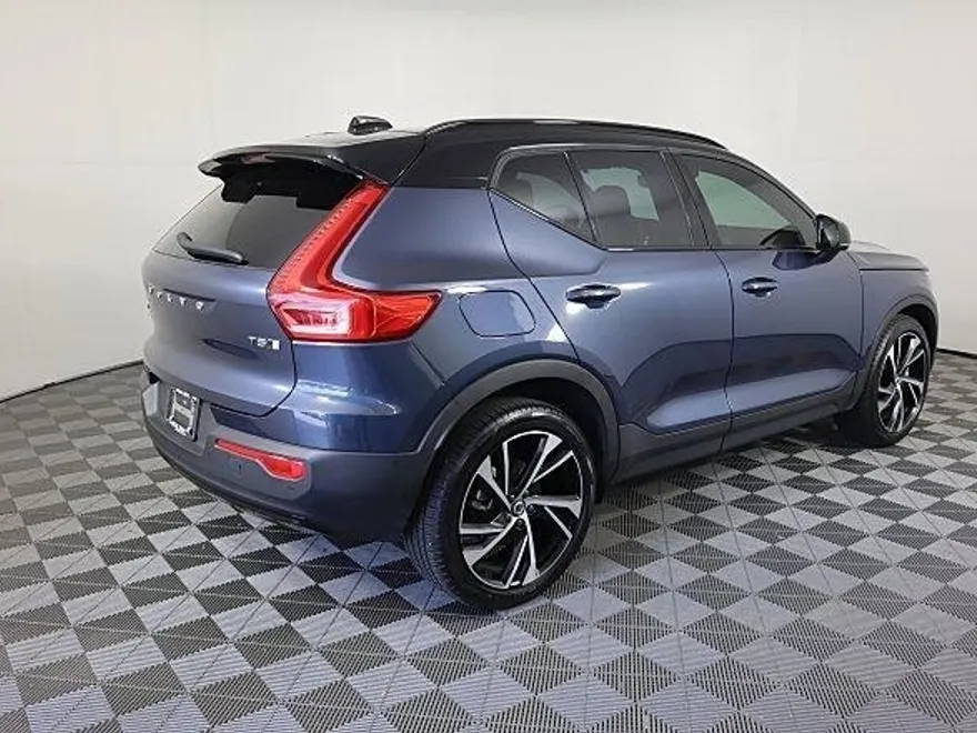 2022 Volvo XC40 R-Design photo 1