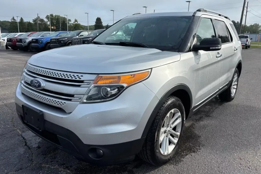 2015 Ford Explorer XLT photo 1