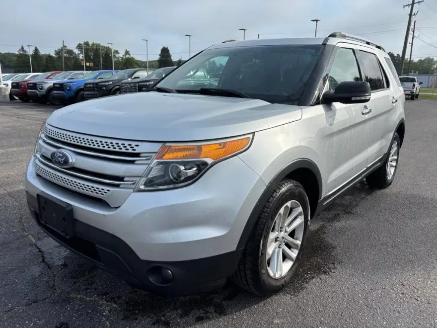 2015 Ford Explorer XLT photo 1