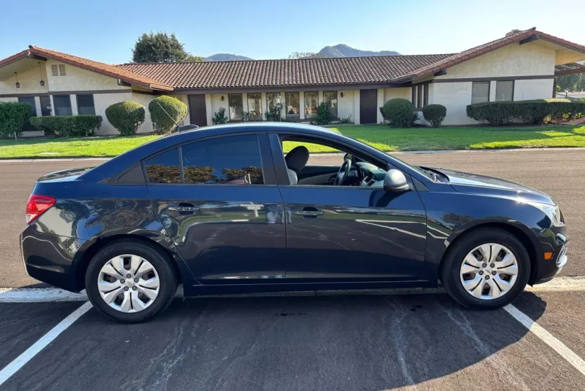 2016 Chevrolet Cruze LS photo 1