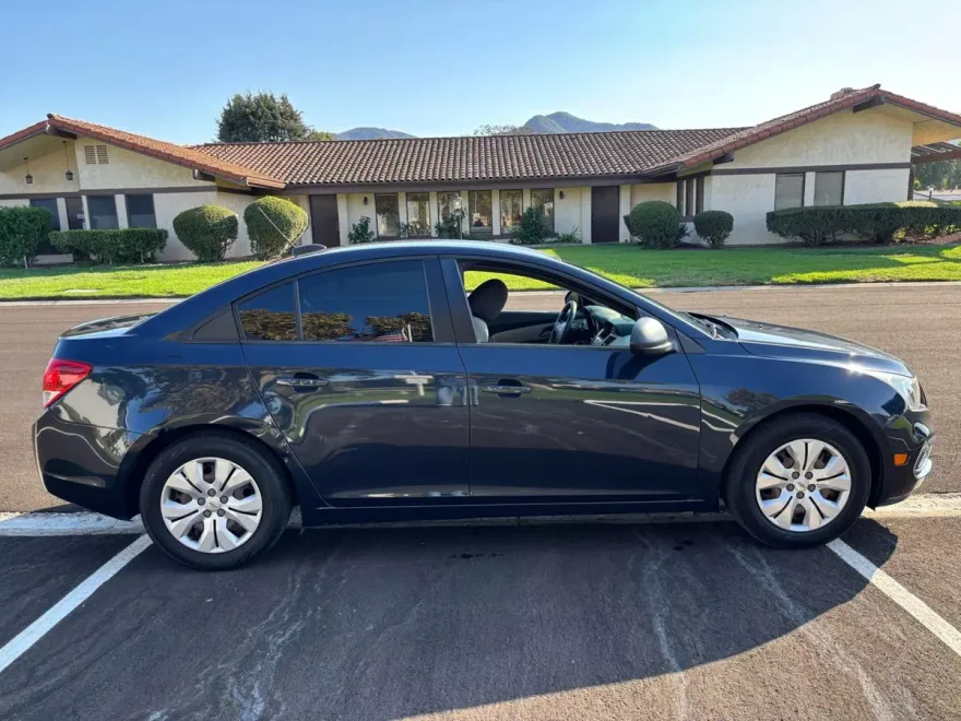 2016 Chevrolet Cruze LS photo 1