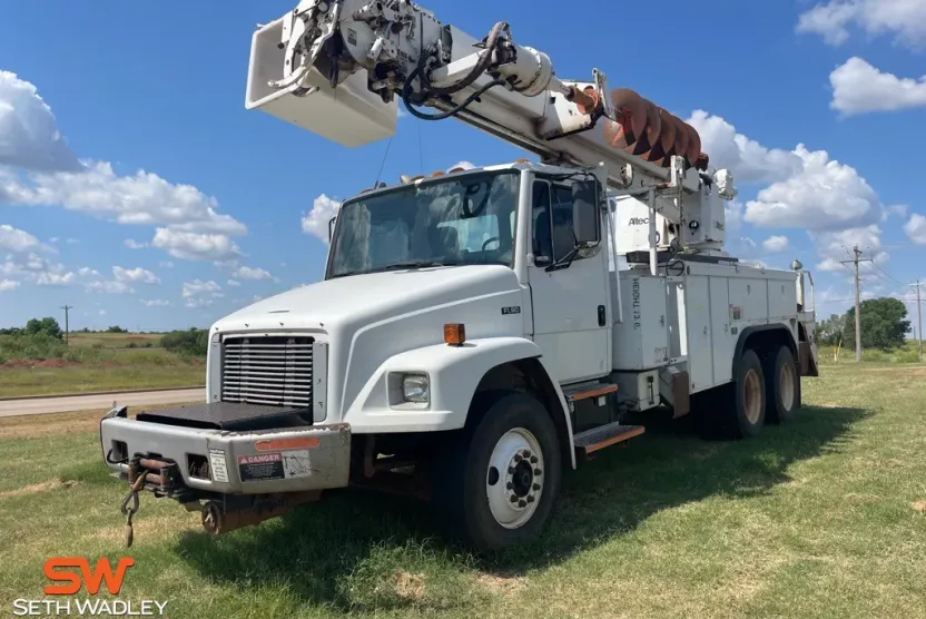 1999 Freightliner FL80 photo 1