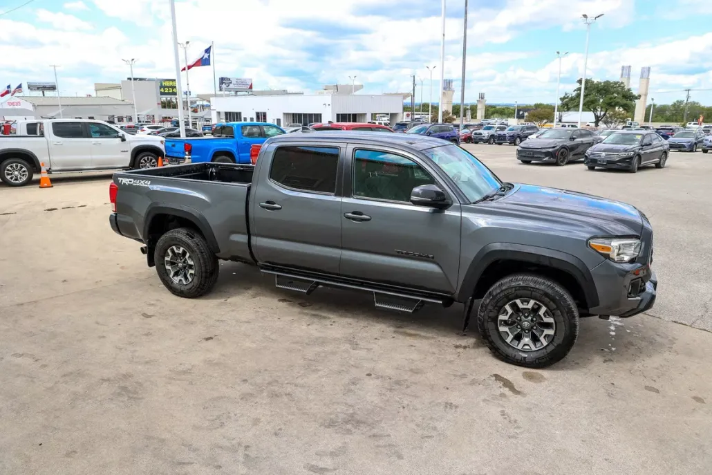 2018 Toyota Tacoma TRD photo 1