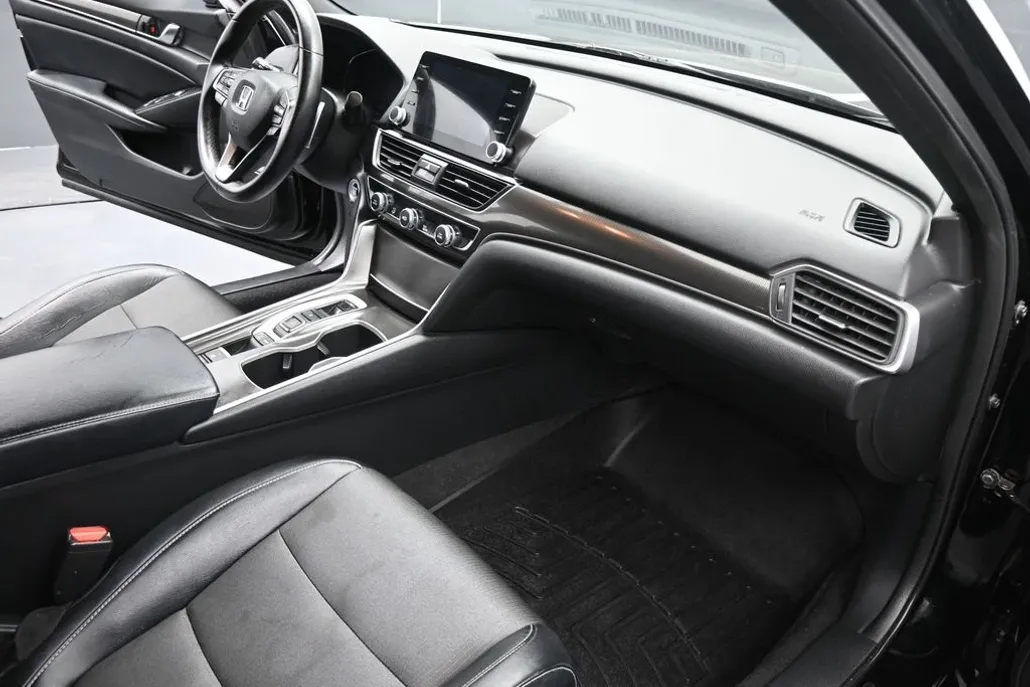 2018 Honda Accord Sport 2.0T photo 1