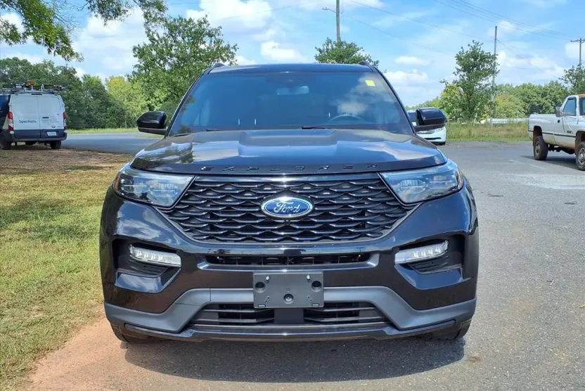 2023 Ford Explorer ST-Line photo 1