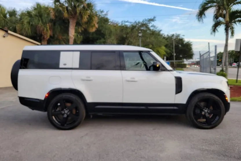2024 Land Rover Defender X-Dynamic SE photo 1