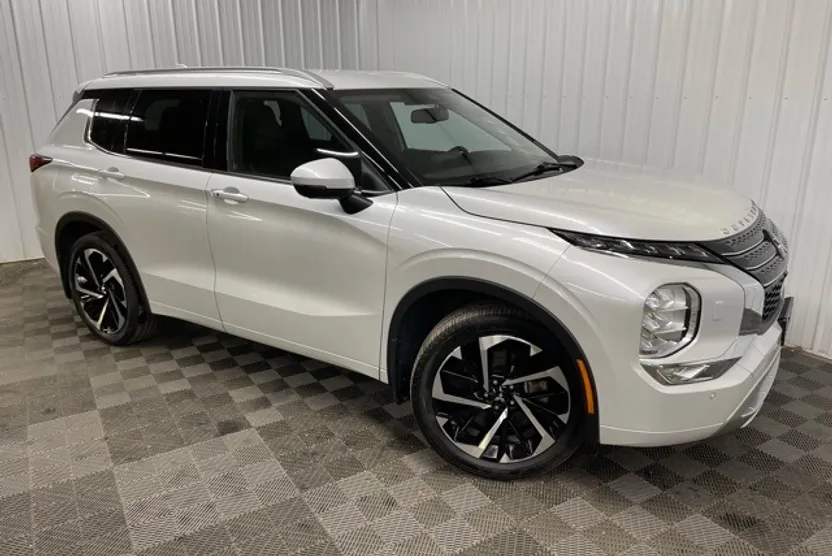 2022 Mitsubishi Outlander SEL photo 1