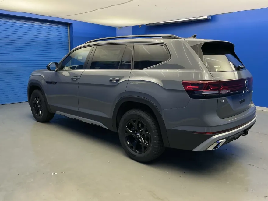 2025 Volkswagen Atlas Peak Edition SE photo 1